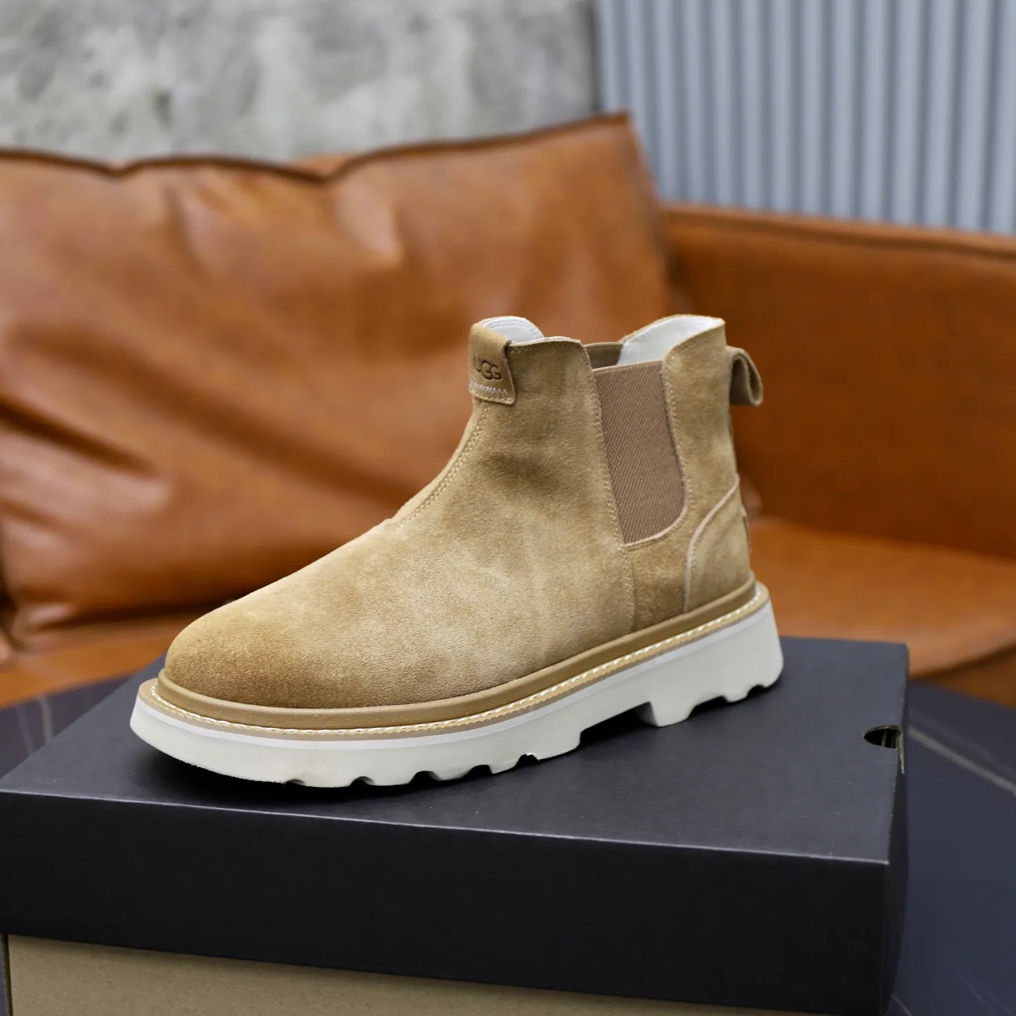 Ex-factory price: 640💰Thick wool imported from Australia Brand: UGG genuine purchasing agent Size: 39-45 Grade: Official website 1:1 Material: First layer of genuine leather waterproof and antifreeze upper Real wool lining Original non-slip soft wear-resistant outsole Style category: Men's casual shoes Trendy style Comfortable on the feet Color: Official website color synchronization